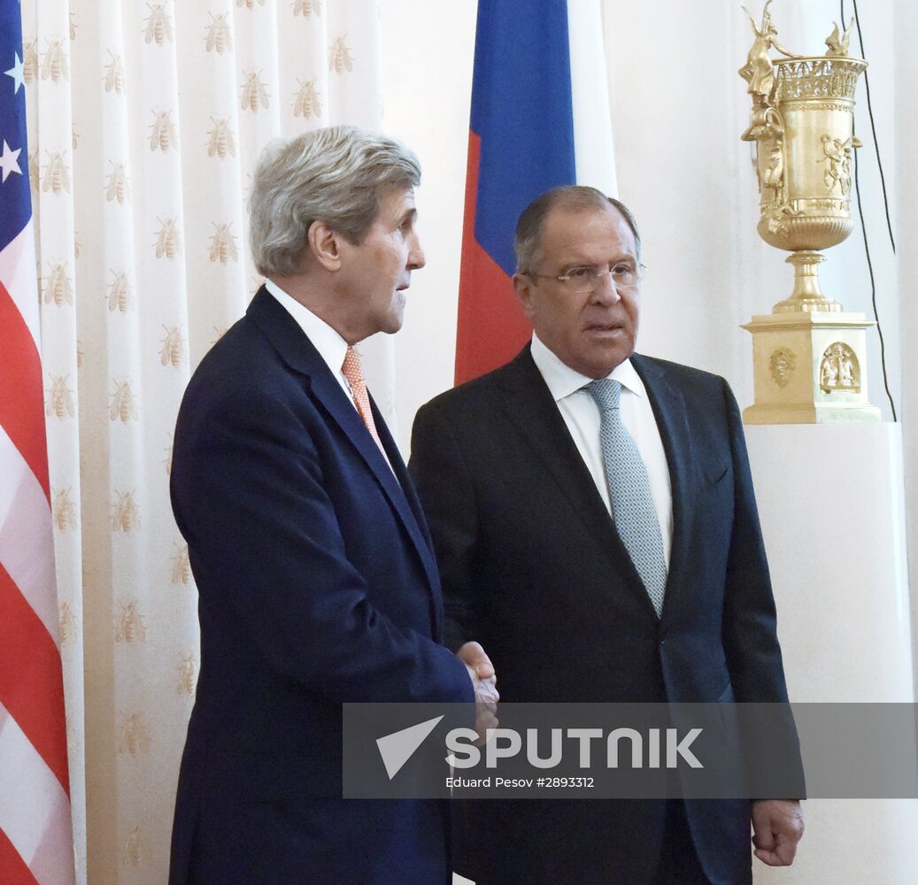 Foreign Minister Sergei Lavrov meets with US Secretary of State John Kerry