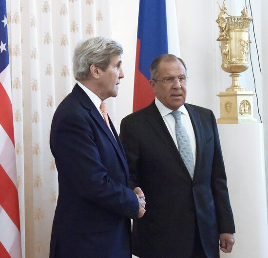 Foreign Minister Sergei Lavrov meets with US Secretary of State John Kerry