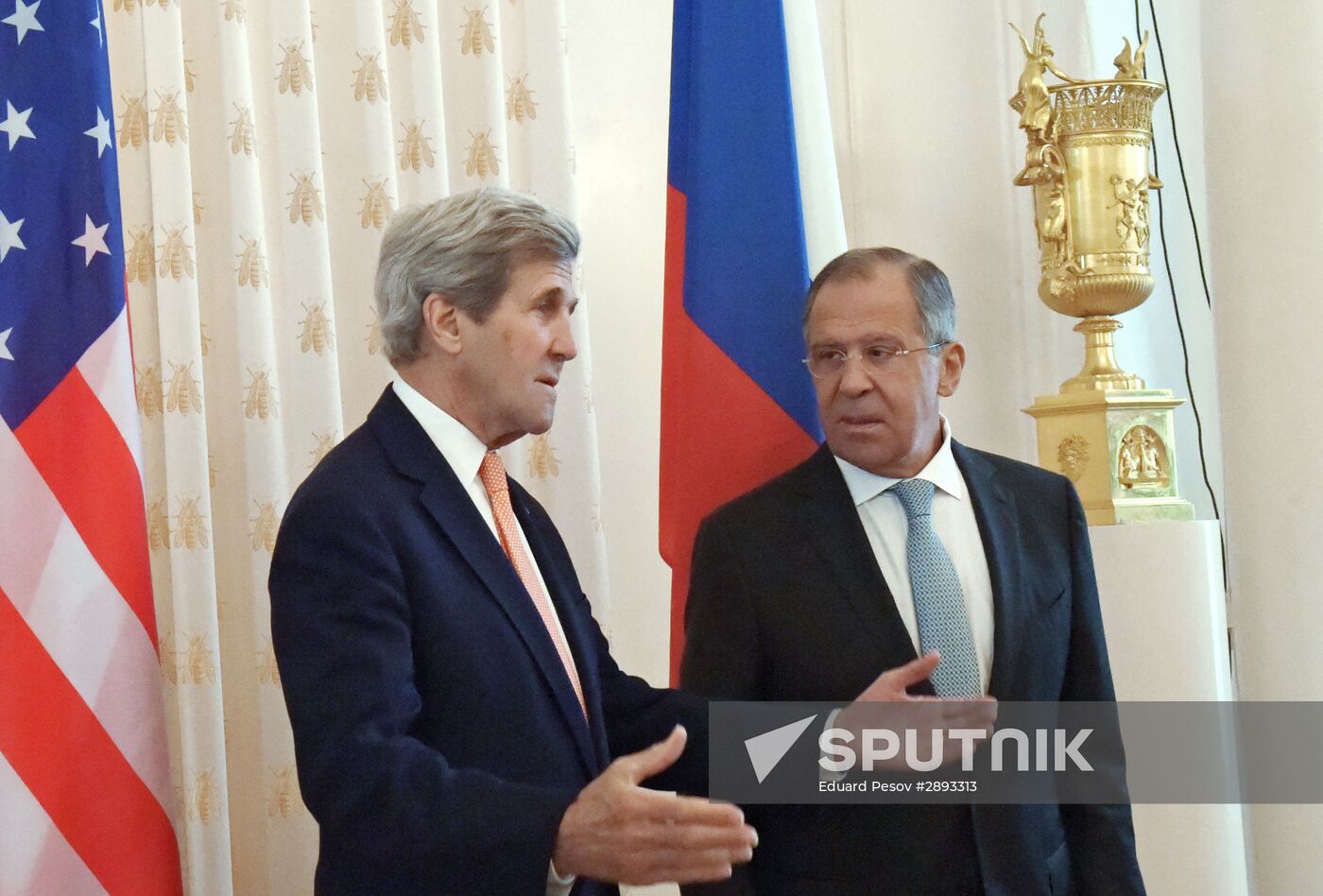 Foreign Minister Sergei Lavrov meets with US Secretary of State John Kerry
