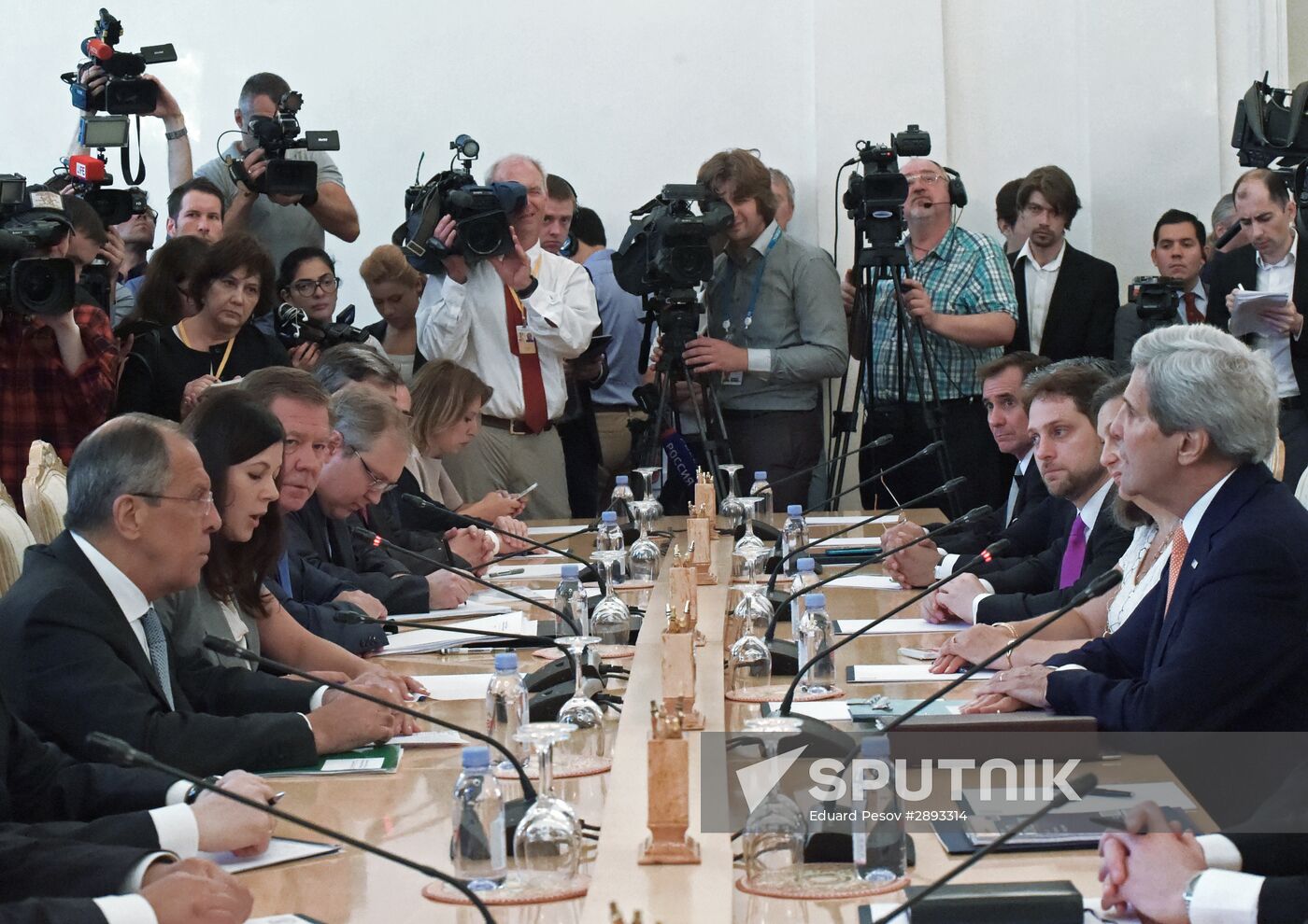 Foreign Minister Sergei Lavrov meets with US Secretary of State John Kerry