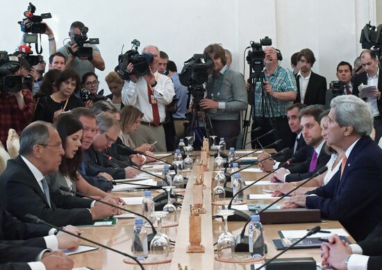 Foreign Minister Sergei Lavrov meets with US Secretary of State John Kerry