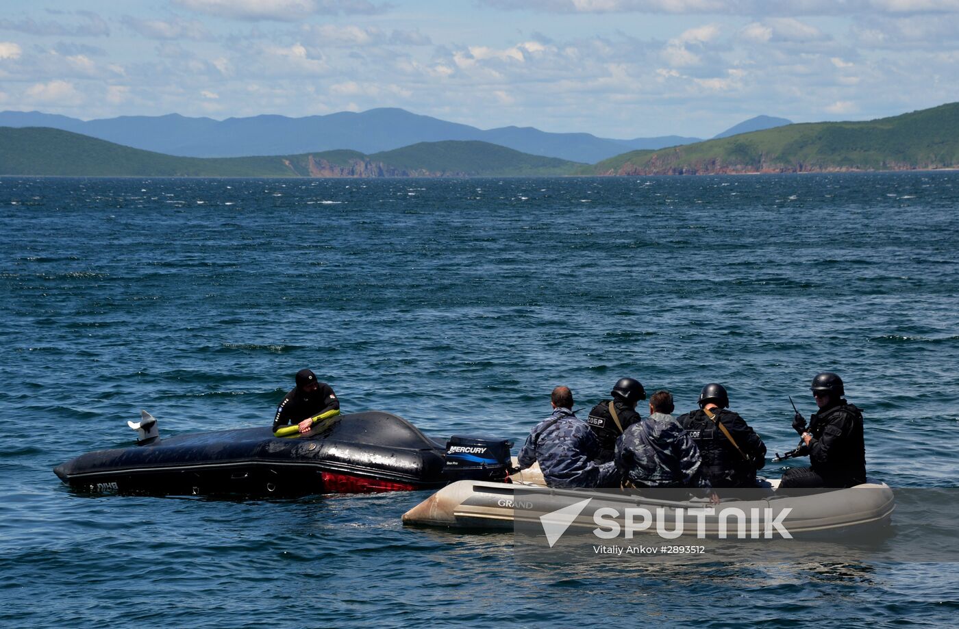 Far Eastern Customs Service holds drill on SWAT liberating hijacked vessel