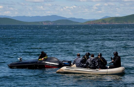 Far Eastern Customs Service holds drill on SWAT liberating hijacked vessel