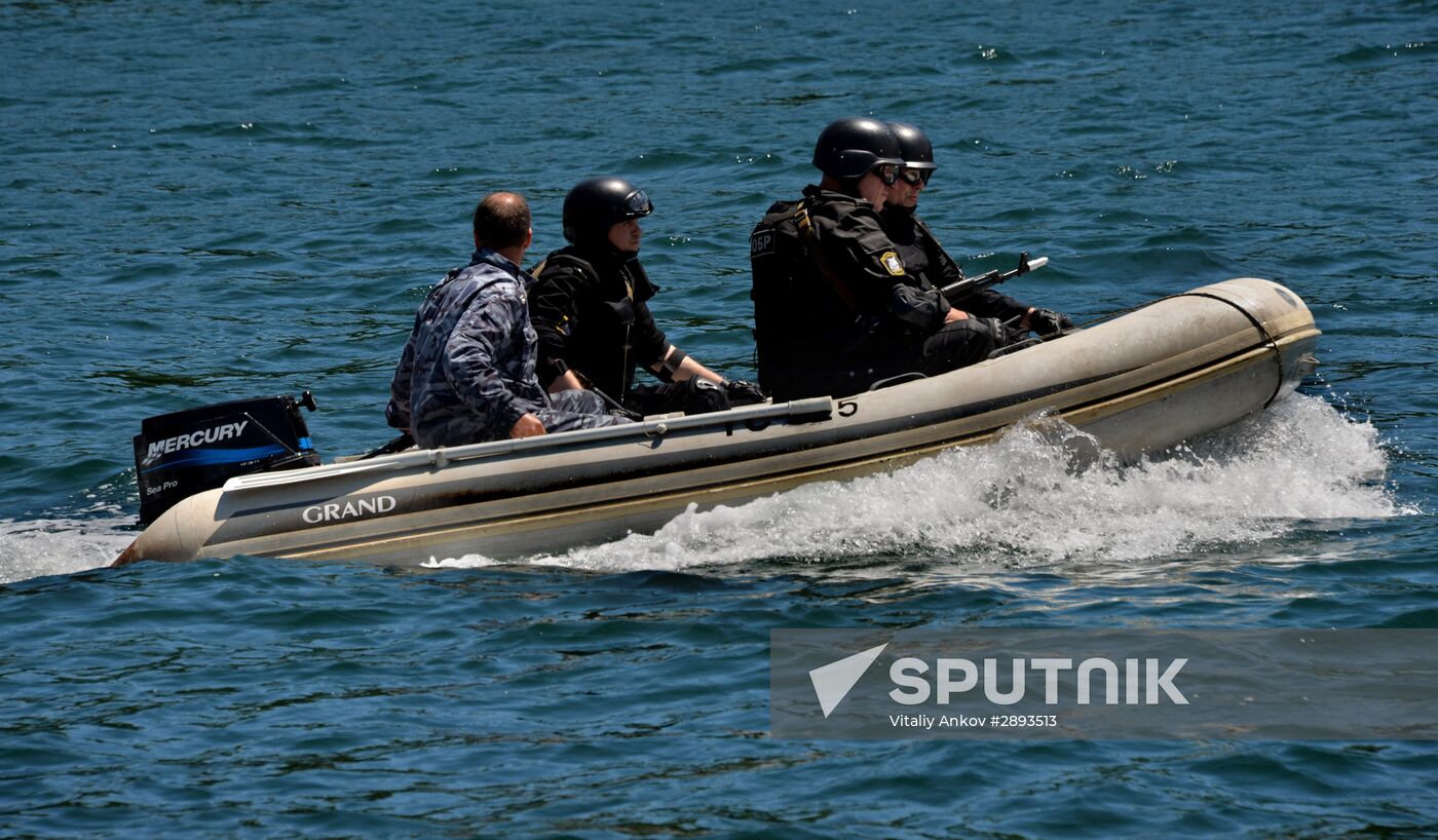 Far Eastern Customs Service holds drill on SWAT liberating hijacked vessel