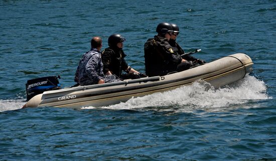 Far Eastern Customs Service holds drill on SWAT liberating hijacked vessel