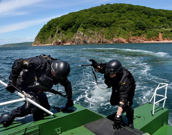 Far Eastern Customs Service holds drill on SWAT liberating hijacked vessel