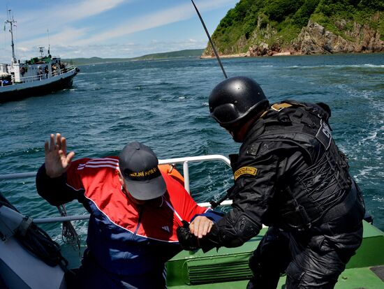 Far Eastern Customs Service holds drill on SWAT liberating hijacked vessel