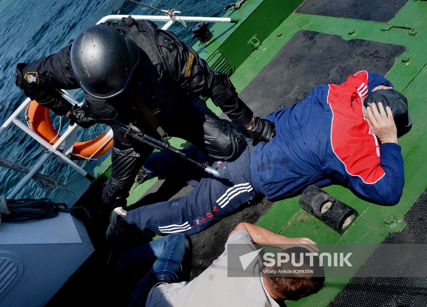 Far Eastern Customs Service holds drill on SWAT liberating hijacked vessel