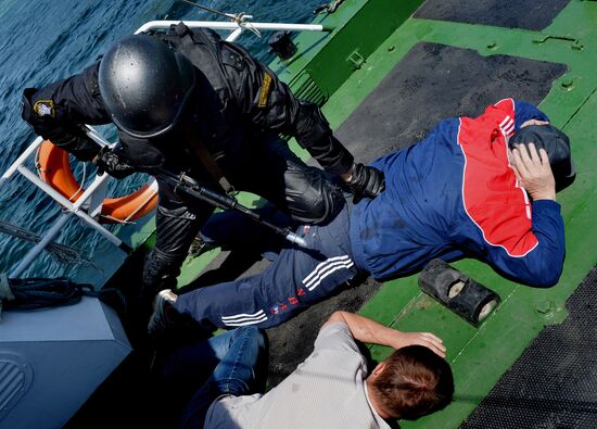 Far Eastern Customs Service holds drill on SWAT liberating hijacked vessel