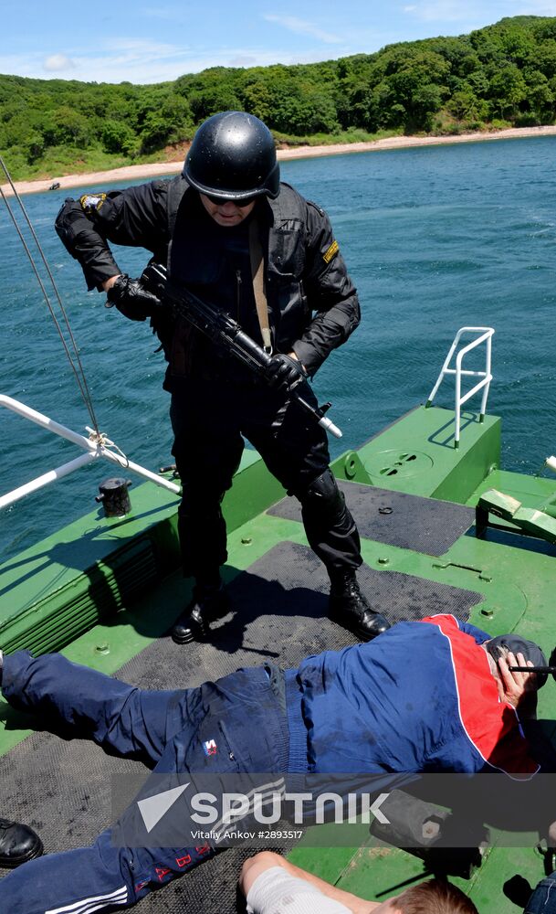 Far Eastern Customs Service holds drill on SWAT liberating hijacked vessel