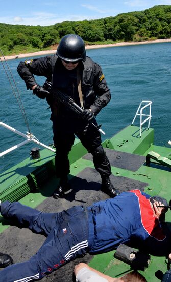 Far Eastern Customs Service holds drill on SWAT liberating hijacked vessel
