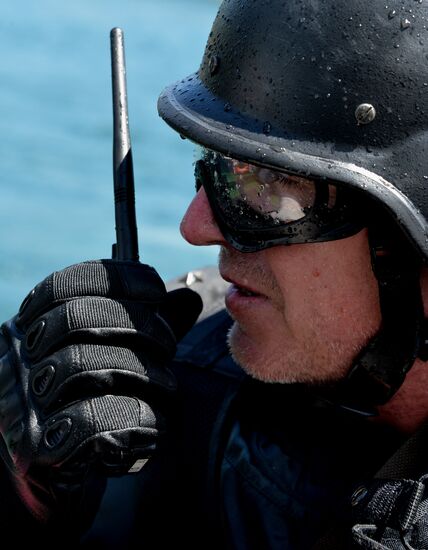 Far Eastern Customs Service holds drill on SWAT liberating hijacked vessel