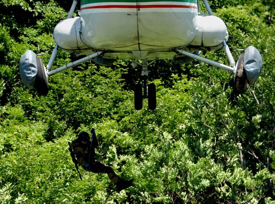 Far Eastern Customs Service holds drill on SWAT liberating hijacked vessel