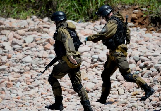 Far Eastern Customs Service holds drill on SWAT liberating hijacked vessel