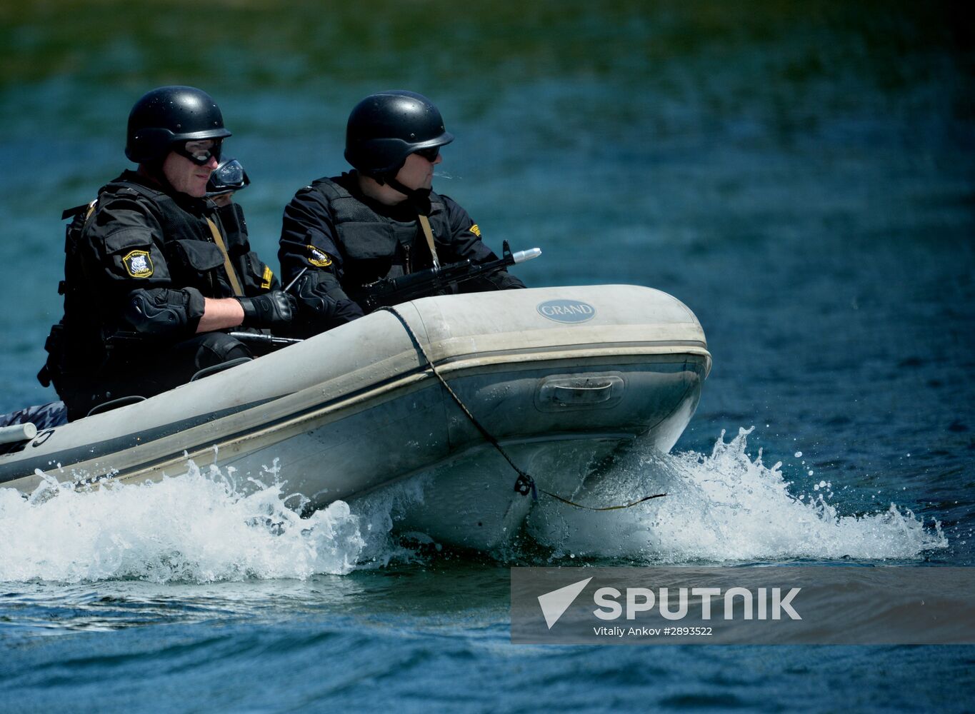 Far Eastern Customs Service holds drill on SWAT liberating hijacked vessel