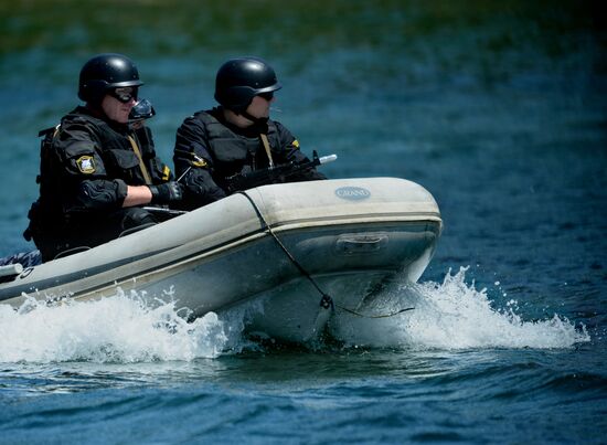 Far Eastern Customs Service holds drill on SWAT liberating hijacked vessel