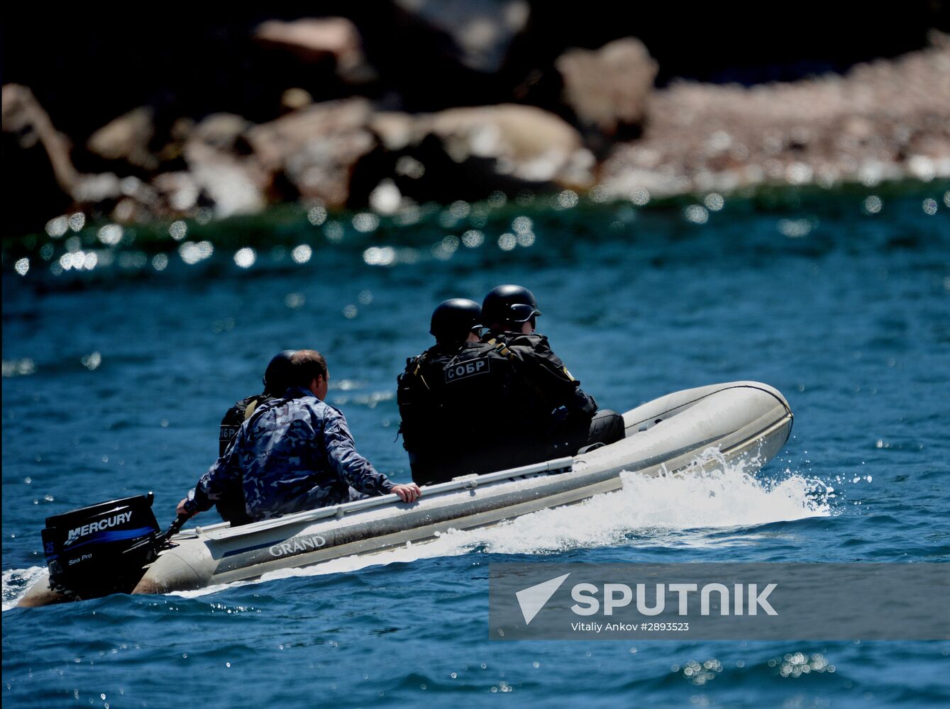 Far Eastern Customs Service holds drill on SWAT liberating hijacked vessel
