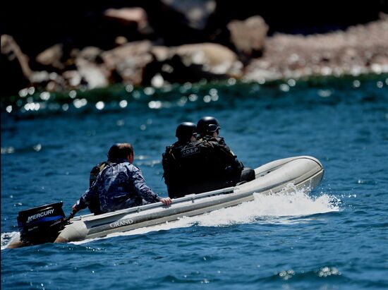 Far Eastern Customs Service holds drill on SWAT liberating hijacked vessel