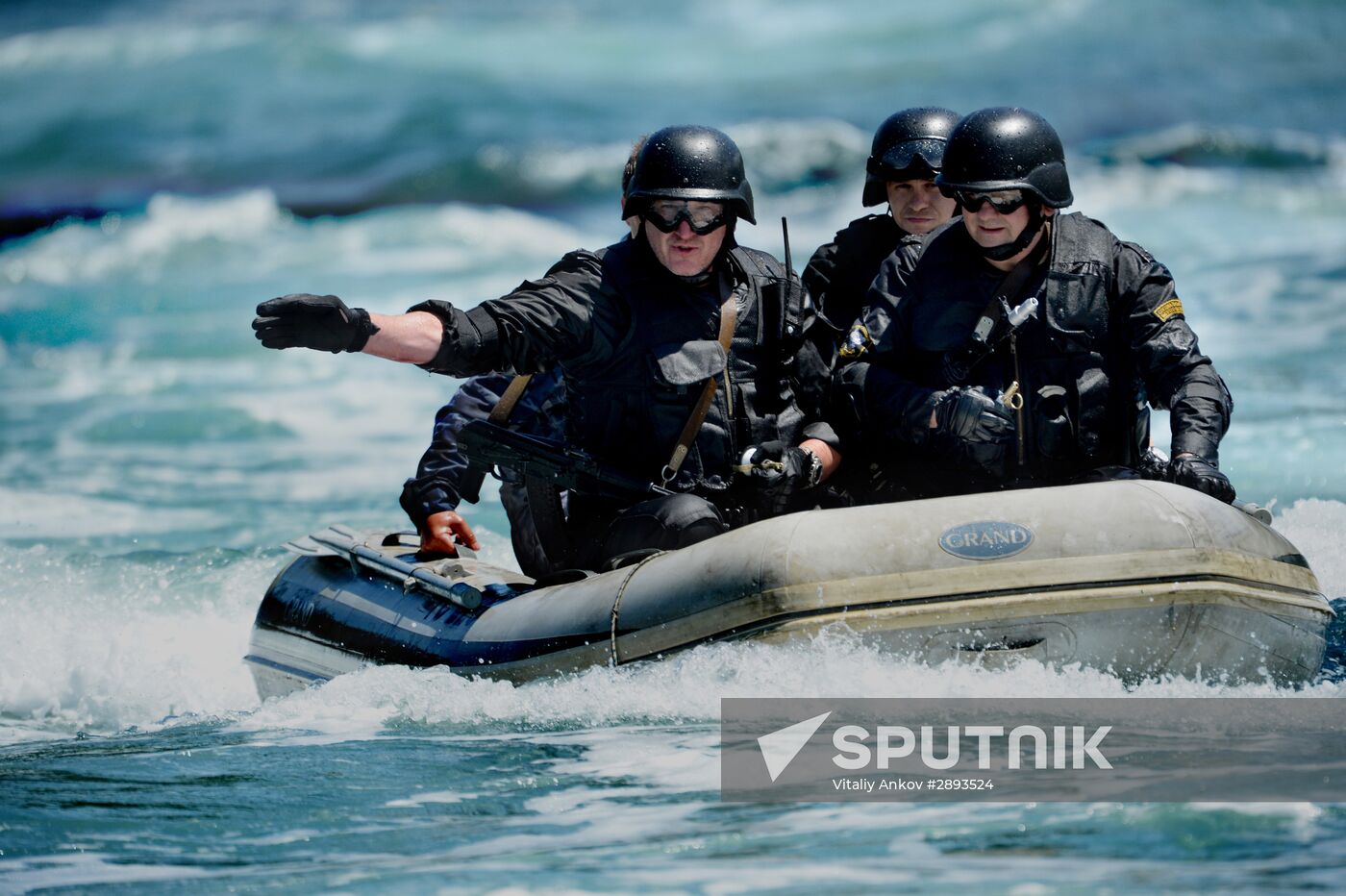 Far Eastern Customs Service holds drill on SWAT liberating hijacked vessel