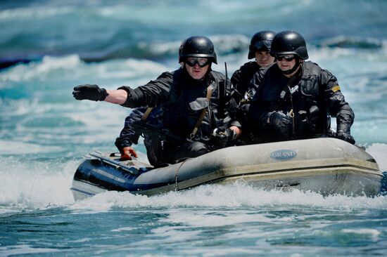 Far Eastern Customs Service holds drill on SWAT liberating hijacked vessel