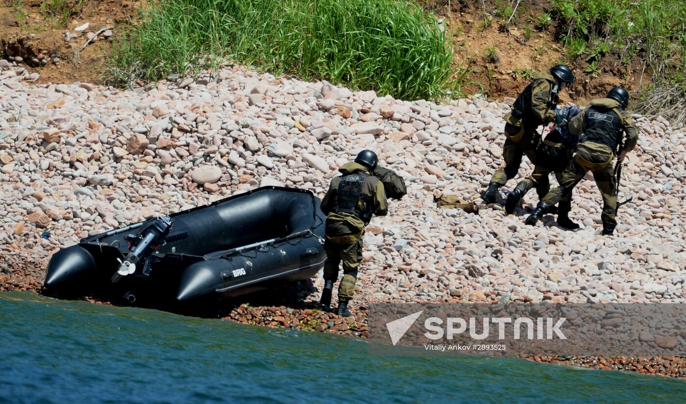 Far Eastern Customs Service holds drill on SWAT liberating hijacked vessel