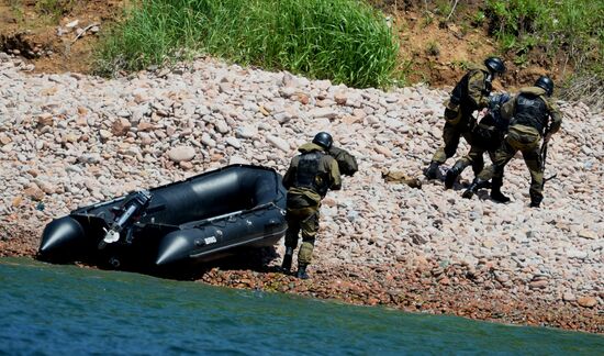 Far Eastern Customs Service holds drill on SWAT liberating hijacked vessel