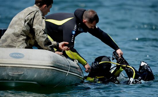 Far Eastern Customs Service holds drill on SWAT liberating hijacked vessel