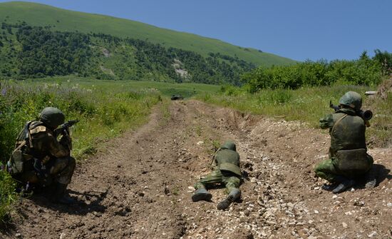 Southern Military District's mountain motorized infantry brigade holds drill at Alpiysky base