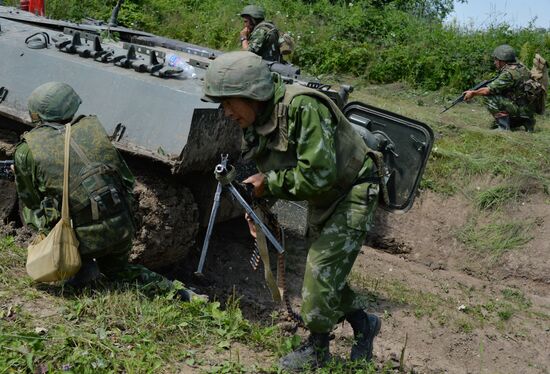 Southern Military District's mountain motorized infantry brigade holds drill at Alpiysky base