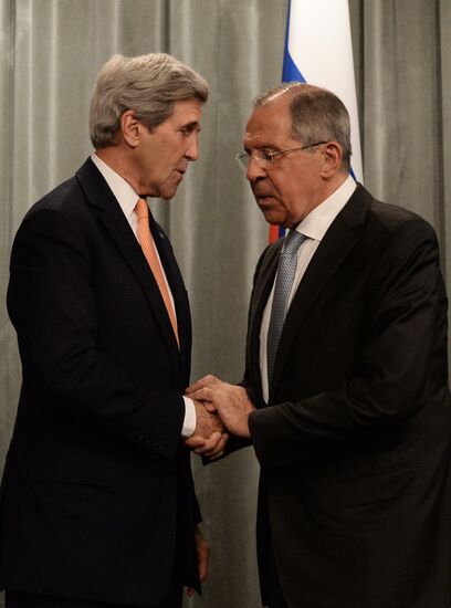 Foreign Minister Sergei Lavrov meets with US Secretary of State John Kerry