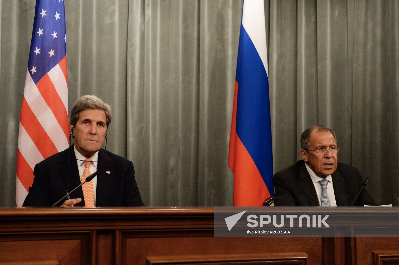 Foreign Minister Sergei Lavrov meets with US Secretary of State John Kerry