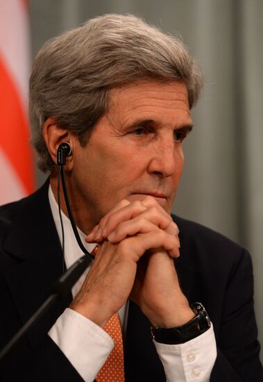 Foreign Minister Sergei Lavrov meets with US Secretary of State John Kerry