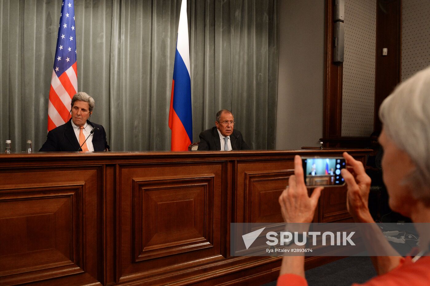 Foreign Minister Sergei Lavrov meets with US Secretary of State John Kerry