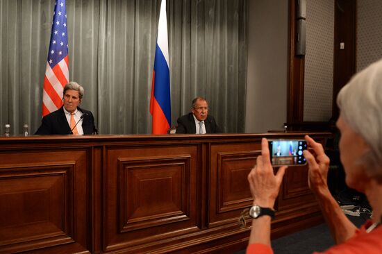 Foreign Minister Sergei Lavrov meets with US Secretary of State John Kerry