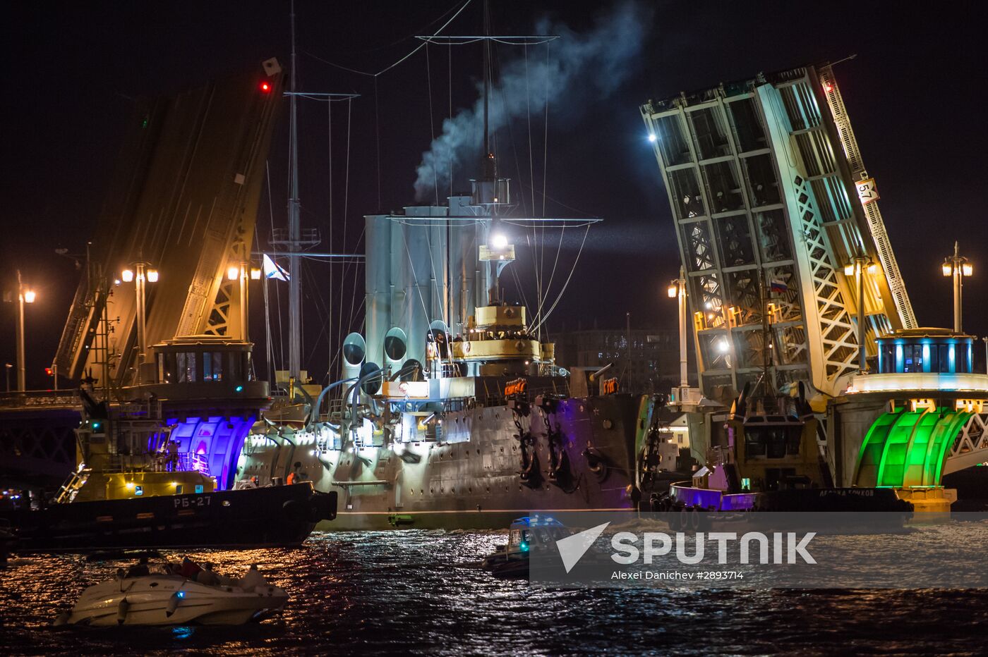 Cruiser Aurora towed to permanent mooring at Petrovskaya Embankment