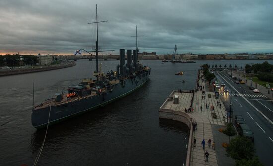 Cruiser Aurora towed to permanent mooring at Petrovskaya Embankment