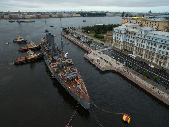 Cruiser Aurora towed to permanent mooring at Petrovskaya Embankment