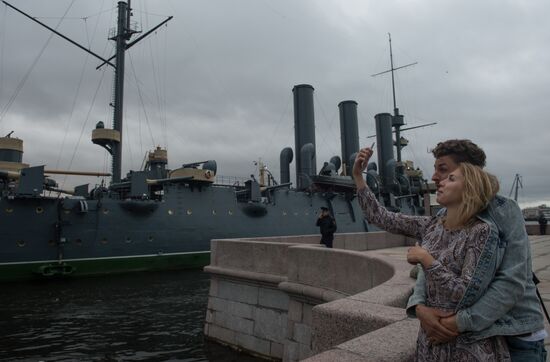 Cruiser Aurora towed to permanent mooring at Petrovskaya Embankment