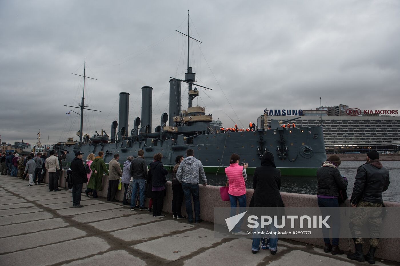 Cruiser Aurora towed to permanent mooring at Petrovskaya Embankment