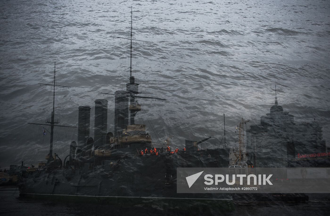 Cruiser Aurora towed to permanent mooring at Petrovskaya Embankment