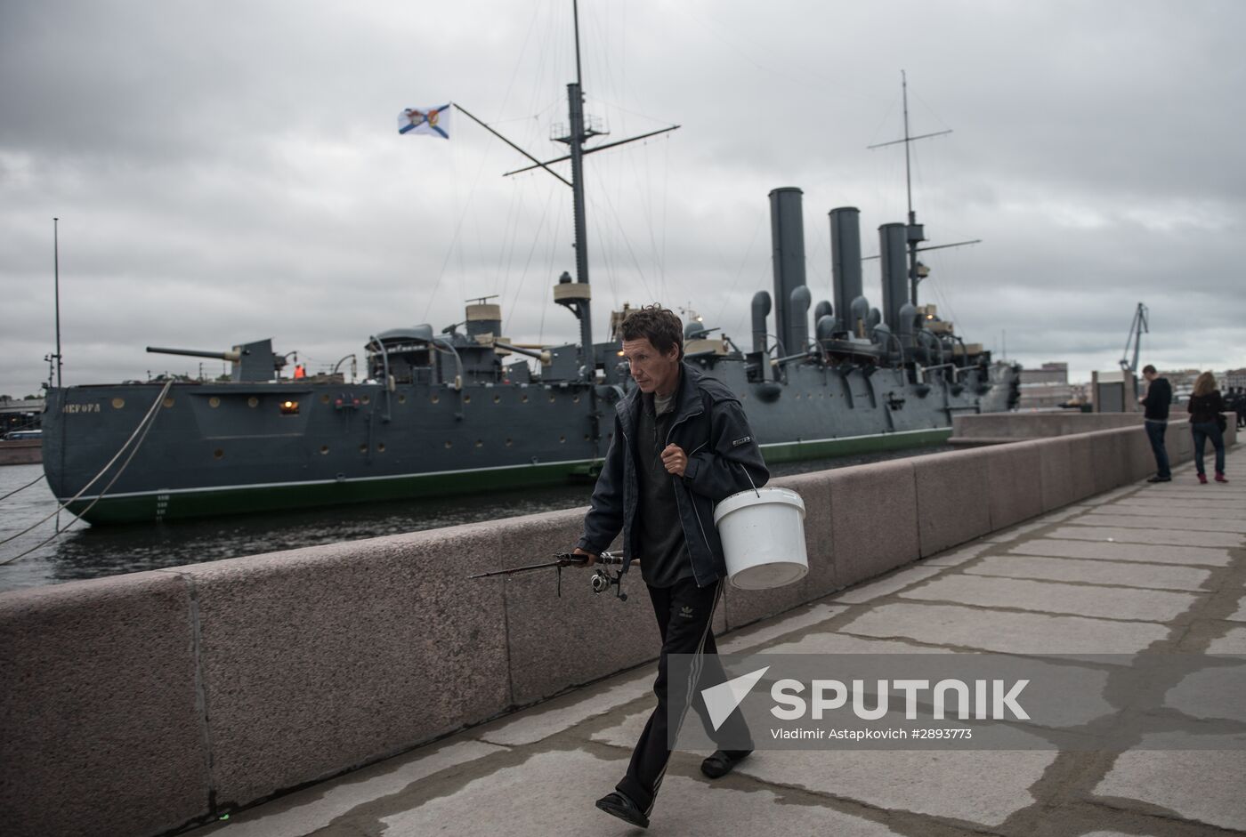 Cruiser Aurora towed to permanent mooring at Petrovskaya Embankment