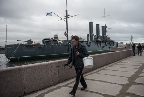 Cruiser Aurora towed to permanent mooring at Petrovskaya Embankment