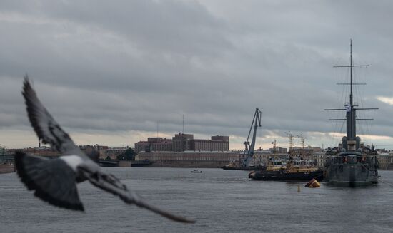 Cruiser Aurora towed to permanent mooring at Petrovskaya Embankment