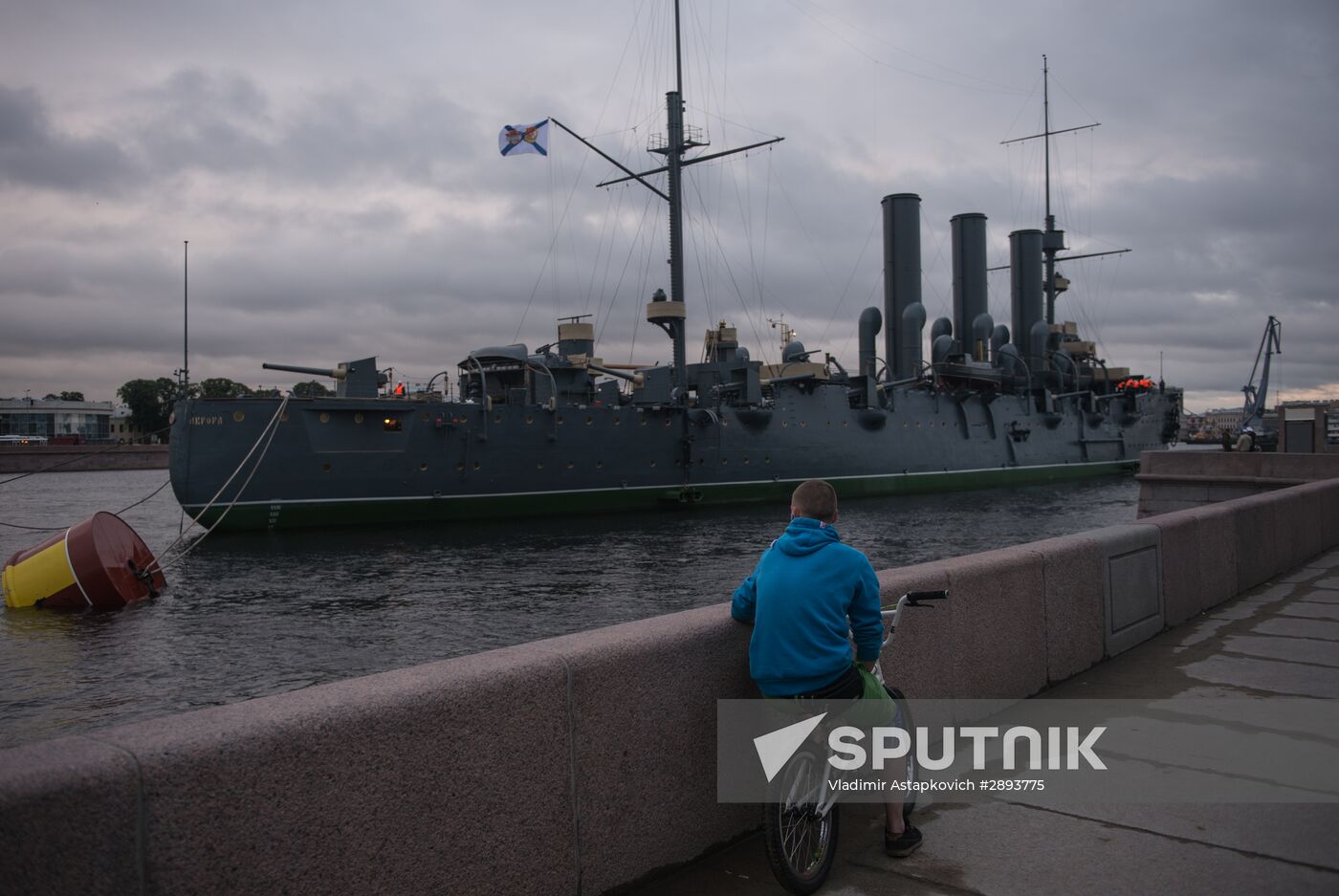 Cruiser Aurora towed to permanent mooring at Petrovskaya Embankment