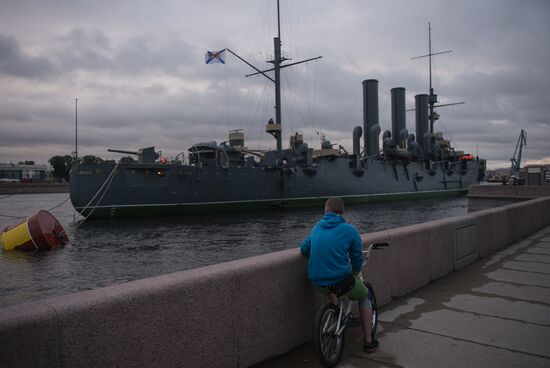 Cruiser Aurora towed to permanent mooring at Petrovskaya Embankment