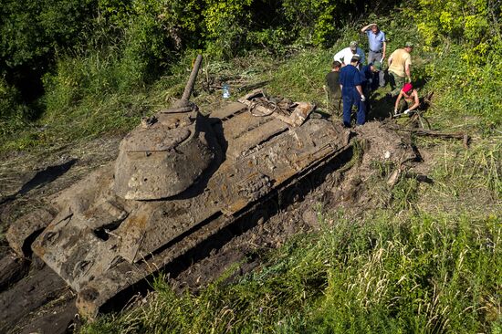 Lifting of a drowned WWII tank