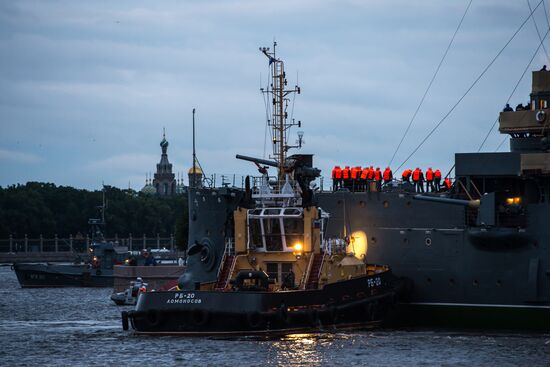 Cruiser Aurora towed to permanent mooring at Petrovskaya Embankment