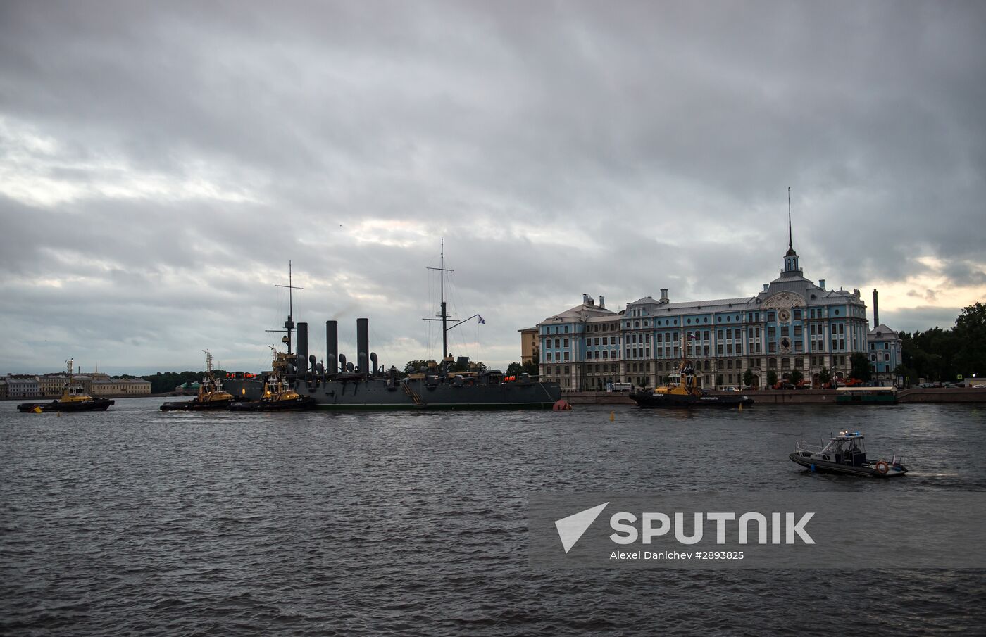 Cruiser Aurora towed to permanent mooring at Petrovskaya Embankment