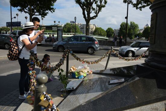 Cities of the world. Paris