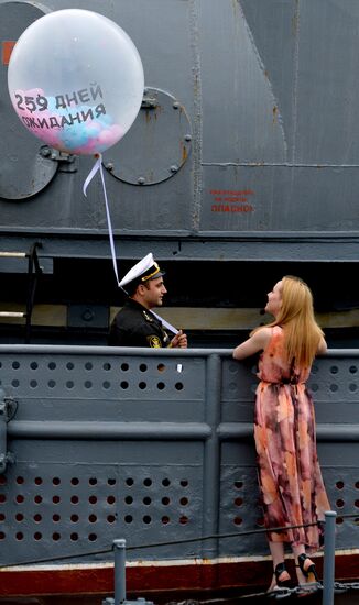 Guided missile cruiser "Varyag" welcomed in Vladivostok